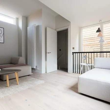 The Roof Gardens - Modern 3bdr Next To Sport Fields