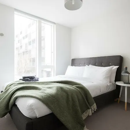 The Roof Gardens - Modern 3bdr Next To Sport Fields *