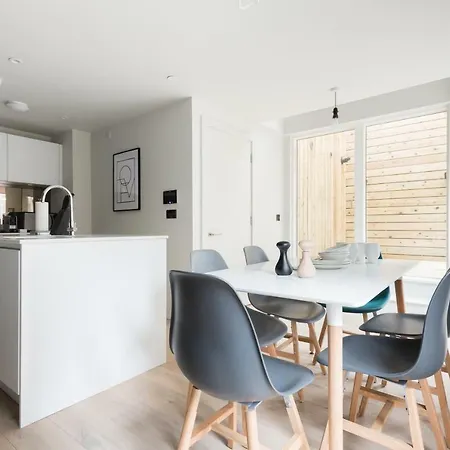 The Roof Gardens - Modern 3bdr Next To Sport Fields
