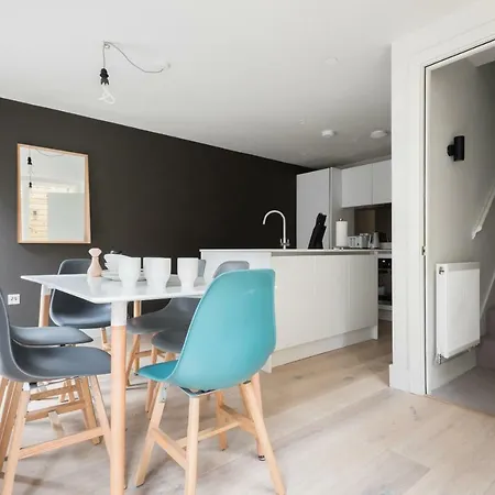 The Roof Gardens - Modern 3bdr Next To Sport Fields Apartamento
