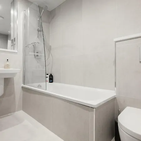 The Roof Gardens - Modern 3bdr Next To Sport Fields *