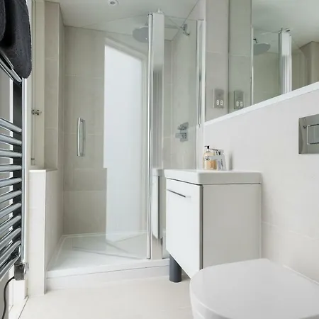 The Roof Gardens - Modern 3bdr Next To Sport Fields *