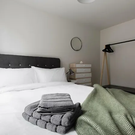 The Roof Gardens - Modern 3bdr Next To Sport Fields Apartament