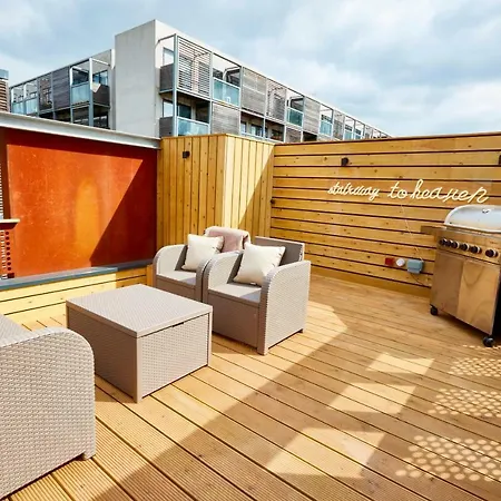 The Roof Gardens - Modern 3bdr Next To Sport Fields Apartament
