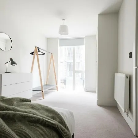 The Roof Gardens - Modern 3bdr Next To Sport Fields Apartament