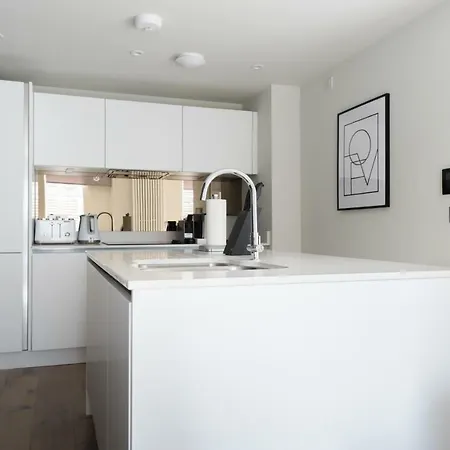 The Roof Gardens - Modern 3bdr Next To Sport Fields Apartament *
